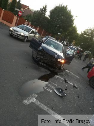 BRAȘOV. Accident la intersecția străzilor Pârâului și Ciprian Porumbescu (FOTO) 1 accident paraului_257831.jpg