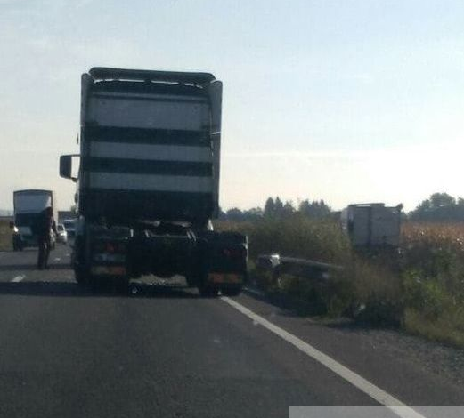 BRAȘOV. Coliziune în lanț, între două autovehicule de mare tonaj și două autoturisme, pe DN 1 1 accidentdn1_15.jpg