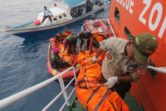 Avionul prăbușit în Indonezia a fost localizat 1 avion_54.jpg