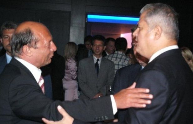Război pe bloguri între Traian Băsescu și Adrian Năstase despre privatizarea marilor firme românești, printre care și 10 din BRAȘOV 1 basescu-nastase.jpg
