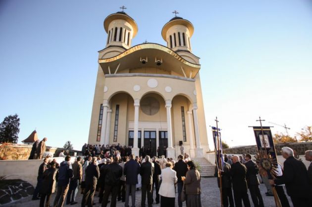 BRAŞOV. Mitropolitul Ardealului a sfinţit Biserica „Sf. Parascheva” din Triaj 1 biserica Triaj2_258297.jpg
