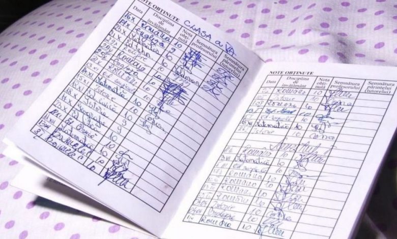 Ministerul Educaţiei a modificat conţinutul carnetului de elev 1 carnet-cu-note.jpg