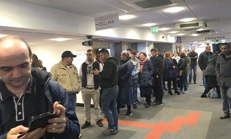 Update REFERENDUM. Diaspora, între cozi și zero votanți pe secție 1 coada-londra.jpg