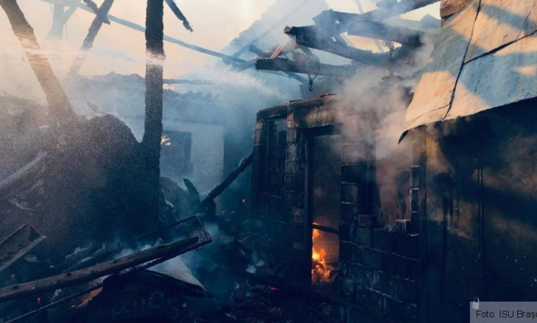 BRAȘOV - Budila. Incendiu la șură, cu risc de extindere la casă (FOTO) 1 img-20181014-wa0010.jpg