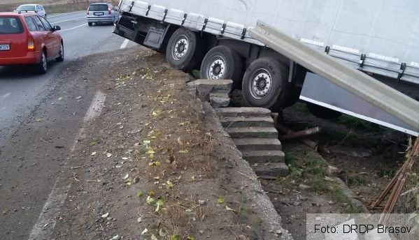 Update BRAȘOV. Trafic restricționat pe DN 13, pentru tractarea TIR-ului derapat 1 img-20181024-wa0012.jpg