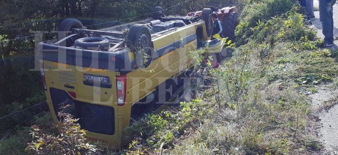 Un microbuz școlar s-a răsturnat în afara șoselei, după ce a lovit un stâlp, în județul Hunedoara 1 microbuzscolar.jpg