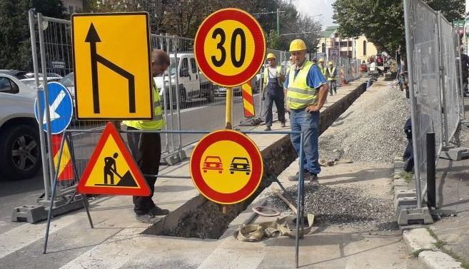 BRAŞOV. Circulaţie îngreunată pe strada Avram Iancu din cauza lucrărilor executate de Compania Apa 1 semn-lucrari.jpg