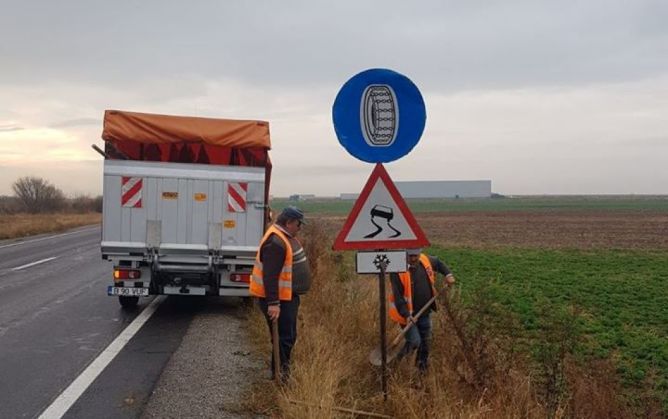 BRAŞOV. Drumarii se pregătesc pentru iarnă şi vă sfătuiesc să vă echipaţi maşinile 1 semne-circulatie2_258644.jpg