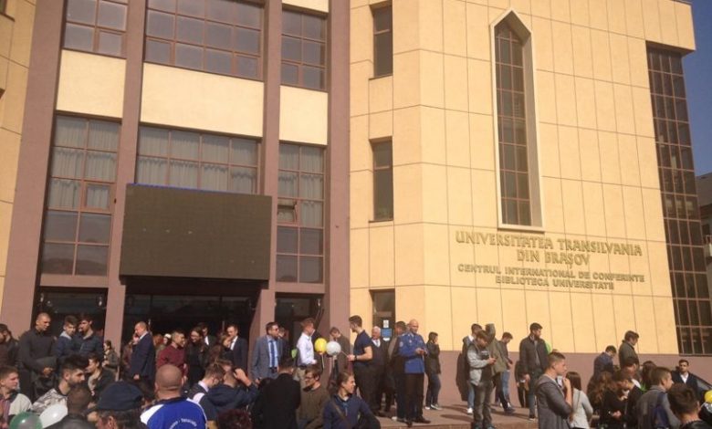 BRAȘOV. Un milion de lei pentru studenții altruiști 1 studenti-univ.jpg