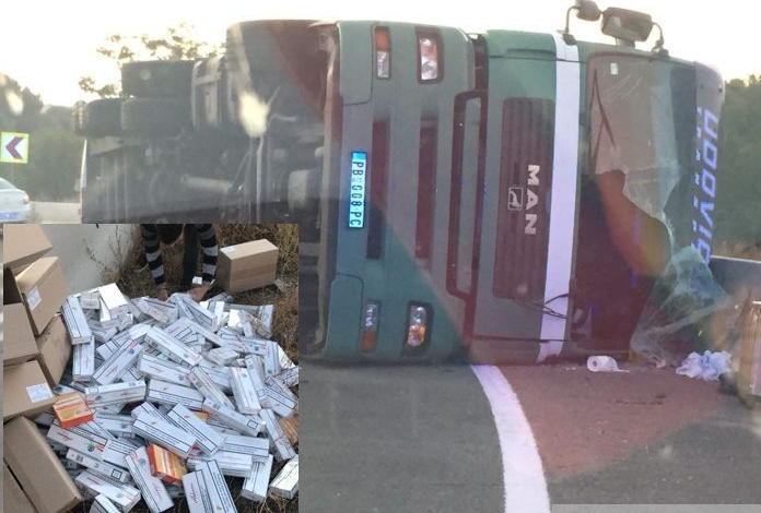 Milioane de țigări, găsite în cutii de detergent transportate de un TIR care s-a răsturnat pe DN 65 1 tirolt.jpg