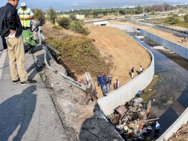 Un camion cu migranţi s-a răsturnat de la o înălțime de 20 de metri. 15 morți 1 turcia_22.jpg