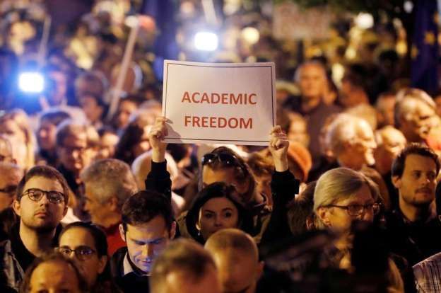 Proteste pentru susținerea lui George Soros 1 univ2_2.jpg
