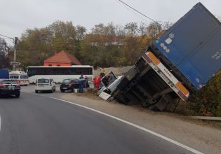 BRAȘOV. Accident de TIR, la Feldioara (FOTO) 6 IMG-20181102-WA0006_259129.jpg