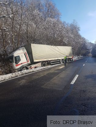 BRAȘOV. TIR ajuns în șanț, pe DN 13 (FOTO) 1 IMG-20181120-WA0000_260034.jpg