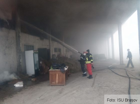BRAȘOV. Incendiu pe aproximativ 100 de metri pătrați, la un grajd din Făgăraș 1 IMG-20181124-WA0005_260213.jpg