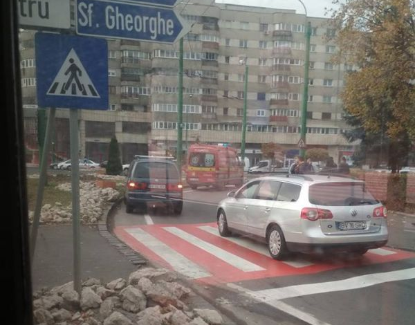 BRAȘOV. Pieton lovit de mașină, în timp ce traversa în fugă, la Făget 1 accidentfaget_3.jpg