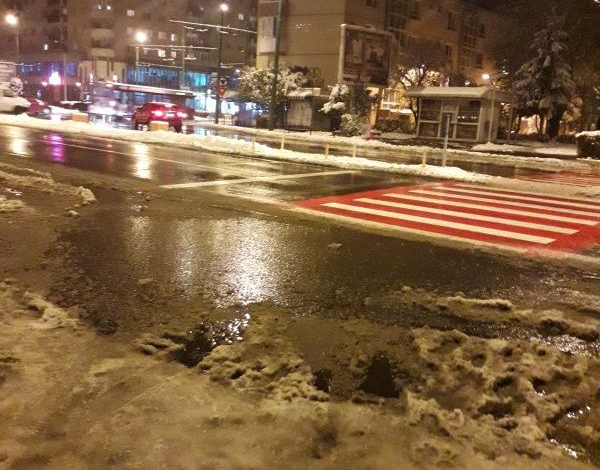BRAȘOV. Acest luciu de apă nu e ceva natural! Nici normal... 1 apa_11.jpg