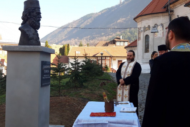 BRAȘOV. Diaconul Coresi are un bust în curtea Bisericii Sf. Nicolae 1 bust-dezvelire.png