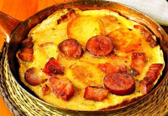 O omletă din 600 de ouă și o pâine uriașă cu cârnați, atracțiile culinare de la „Parada Cârnaților și Festivalulul Verzei” 1 omleta.jpg