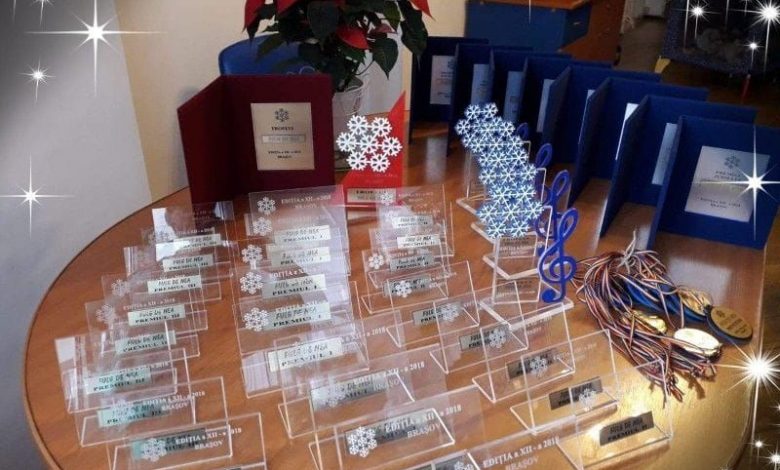BRAȘOV. Peste 50 de concurenți la Festivalul Naţional de Muzică Uşoară „Fulg de Nea” 1 premii-fulg-nea.jpg