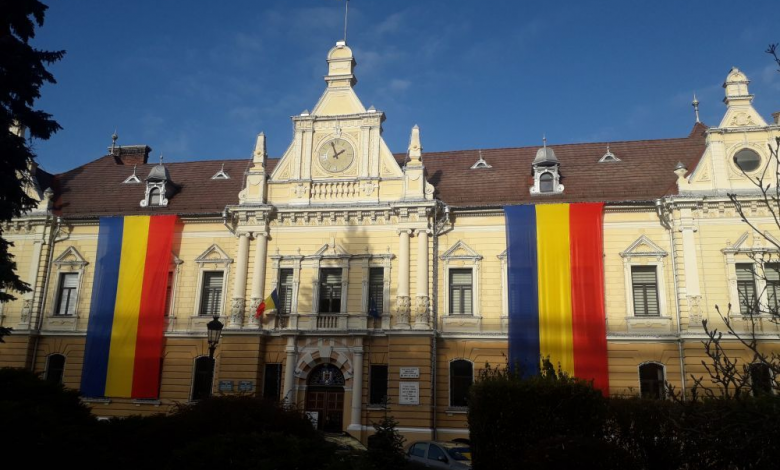 BRAŞOV. Aproximativ 1.000 de steaguri sunt montate în tot oraşul, cu ocazia Zilei Naţionale a României 1 primaria.jpg