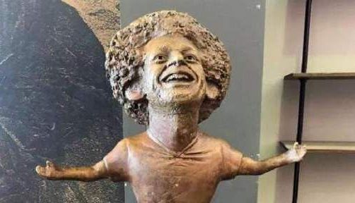 RECUNOAŞTEŢI fotbalistul reprezentat de această statuie?!... 1 salah_7.jpg