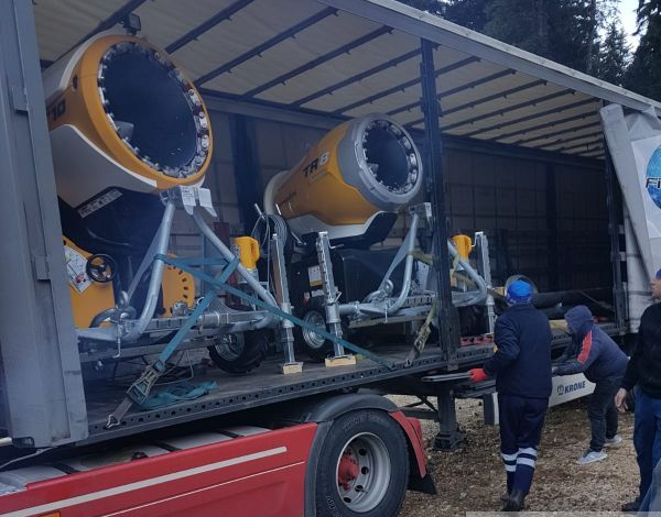 BRAȘOV. Două tunuri performante de zăpadă au fost aduse în Poiană în premieră națională 1 tunuri-zapada.jpg