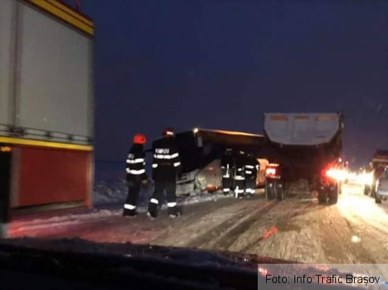 BRAȘOV. Autobuz implicat într-un accident, între Brașov și Tărlungeni 1 FB_IMG_1545113064702_261327.jpg