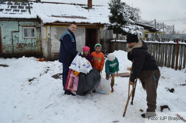 BRAȘOV. Daruri din partea polițiștilor pentru copiii sărmani (GALERIE FOTO) 1 IMG-20181221-WA0025_261453.jpg