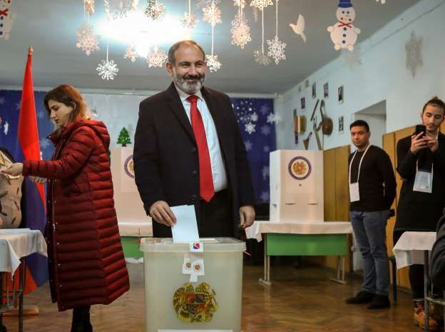 Premierul interimar al Armeniei conduce scrutinul parlamentar 1 armenianpm.jpg