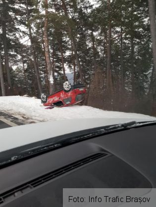 BRAȘOV. Un autoturism răsturnat, lăsat de azi-noapte pe Drumul Poienii (FOTO) 1 autoturism rasturnat 2_261195.jpg