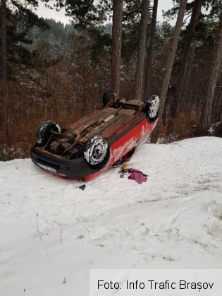 BRAȘOV. Șoferul a cărui mașină s-a răsturnat pe Drumul Poienii s-a prezentat la Poliție 1 autoturism rasturnat_261196.jpg