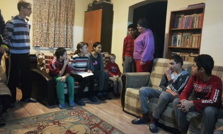 BRAȘOV. Tinerii social-democrați, „deghizați” în Moș Nicolae 1 copii-saraci.jpg