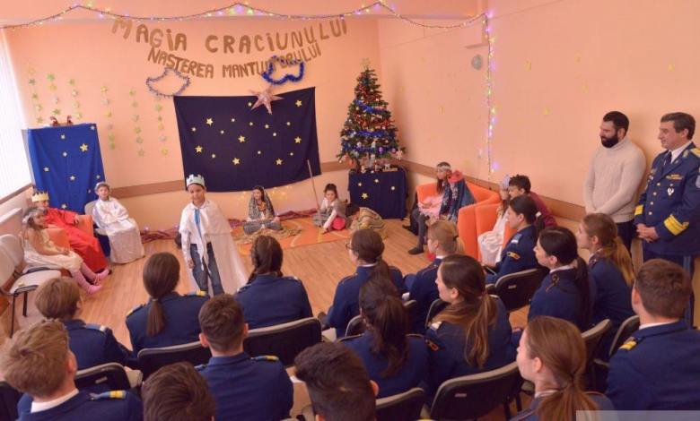 BRAŞOV. Copiii de la Centrul de zi Astra l-au primit pe Moş Crăciun de la Forţele Aeriene Henri Coandă 1 craciun_2.jpg