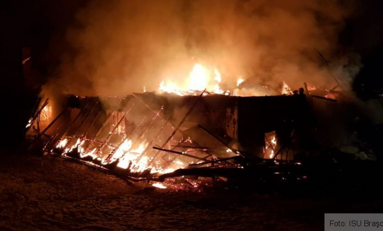 BRAȘOV. Acoperiș și mansardă în flăcări în miez de noapte. Al doilea incendiu în 12 ore 1 img-20181230-wa0009.jpg