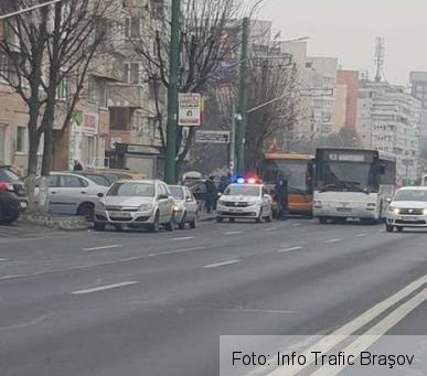 BRAȘOV. Intervenție în stația RATBV, după ce un copil și-a prins piciorul în ușa autobuzului 1 interventiezizinului.jpg