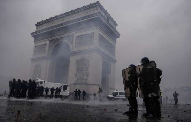 Zeci de manifestanți au fost reținuți la Paris 1 paris_20.jpg