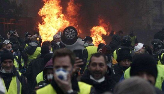 Sute de persoane reținute la Paris 1 paris_21.jpg