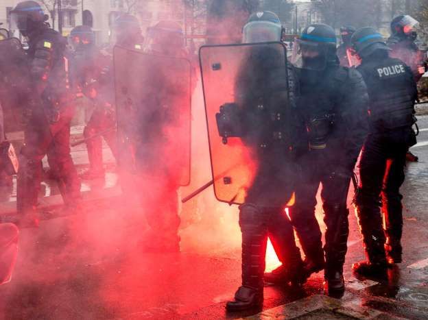 Peste 120.000 de oameni în stradă la Paris. 1.400 de persoane reținute 1 veste.jpg