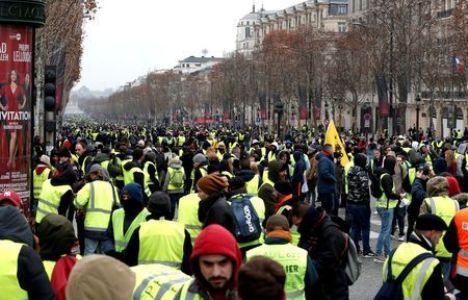 Noi proteste ale vestelor galbene 1 vestegalbene.jpg