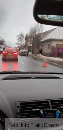 BRAȘOV. Impact între trei autoturisme, pe strada Independenței 1 FB_IMG_1547655033796_262352.jpg