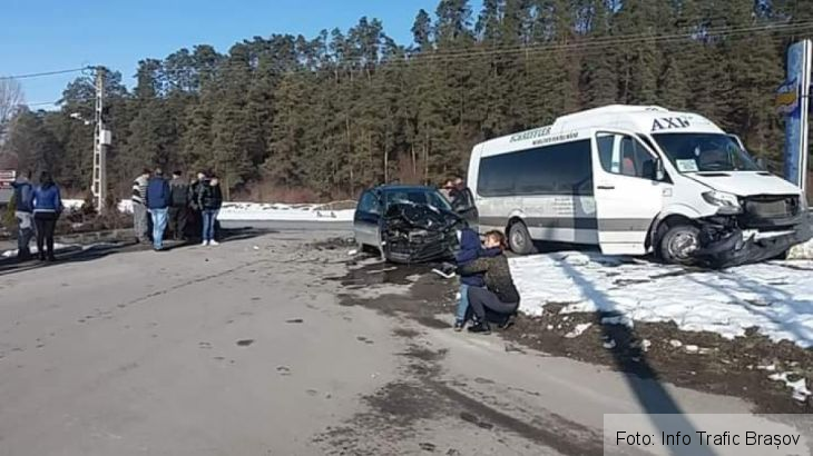 BRAȘOV. Impact între un microbuz și un autoturism, pe DN 10 (FOTO) 1 FB_IMG_1548591353686_262820.jpg