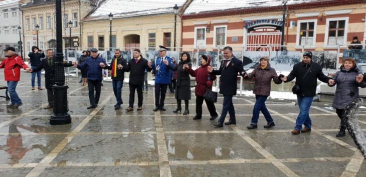 BRAȘOV. S-a dat mână cu mână și la Râșnov 1 Hora-Unirii-Rasnov2_262712.jpg