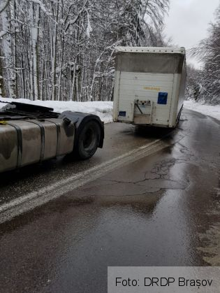 BRAȘOV. Un TIR și-a „pierdut” remorca pe DN 1A (FOTO) 1 IMG-20190126-WA0001_262784.jpg
