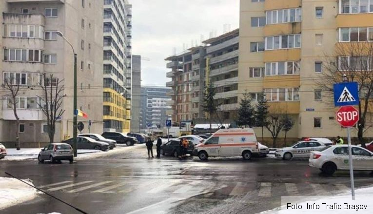 BRAȘOV. Ambulanță implicată într-o coliziune, în Răcădău. Update: Pacient rănit în accident (FOTO) 1 accidentambulanta_3.jpg