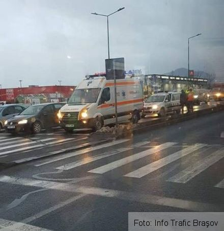 BRAȘOV. Două accidente, în mai puțin de o oră, la două treceri de pietoni de pe Calea București! Alte două accidente au avut loc la „zebre” de pe străzile Independenței și Zizinului 1 accidentcaleabucuresti1_2.jpg