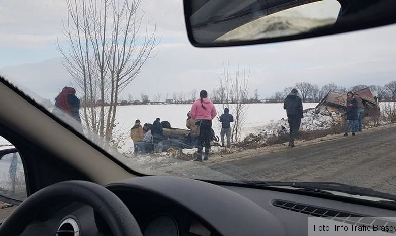 BRAŞOV. Autoturism răsturnat în afara şoselei, pe drumul spre Tărlungeni. Update: Accidentul, produs în timpul unei depășiri (FOTO) 1 accidenttarlungeni_5.jpg