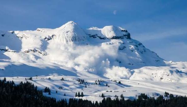 O avalanşă a lovit un hotel din Elveţia 1 avalansa_16.jpg
