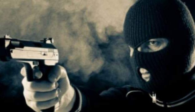 BRAŞOV. Tânăr de 18 ani, tâlhar cu cagulă şi armă 1 cagula.jpg