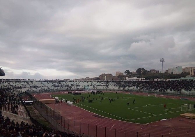Incidente violente la un meci de fotbal. Zeci de polițiști răniți 1 cupaalgeriei.jpg